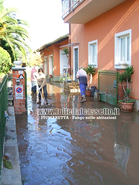 FIUMARETTA (Alluvione del 25 ottobre 2011 - Alcuni residenti mentre ripuliscono le loro abitazioni invase dall'acqua e dal fango