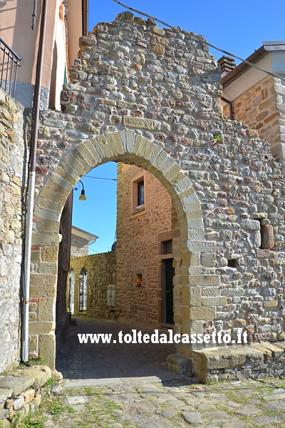 BEVERINO CASTELLO - Antica porta di accesso al borgo