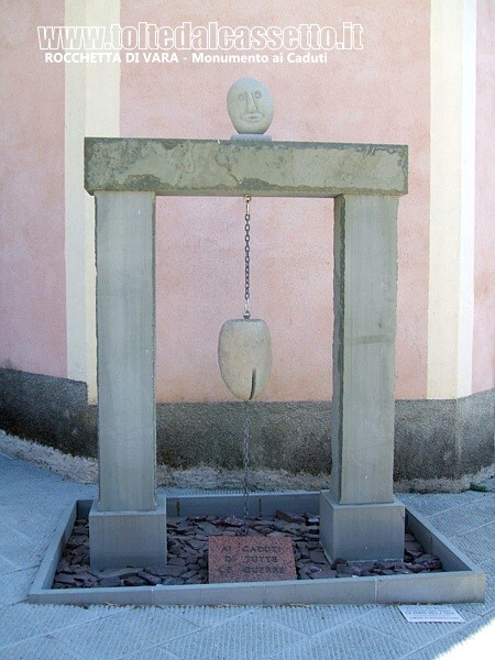 ROCCHETTA DI VARA - Il monumento ai Caduti di tutte le guerre, opera di Paolo De Nevi (Archetipo del Tempo - La Porta della Pace) posta il 25 aprile 2012