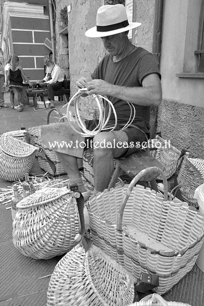 SAN PIETRO VARA in fiera - Il costruttore di ceste Giuliano Avi che fa parte dell'Associazione Culturale Scultori di Bedollo ed Artisti di Strada (Arti e Antichi Mestieri)