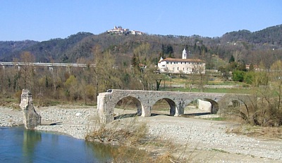 BRUGNATO - Il ponte romanico restaurato in un'immagine realizzata durante il Campionato Nazionale Rafting 2009