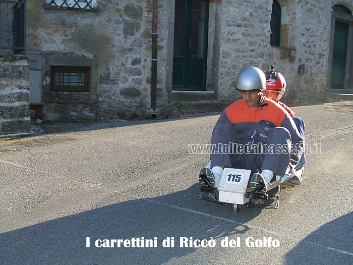 RICCO' DEL GOLFO - Un carrettino biposto a tre cuscinetti partecipante alla "Cronodiscesa Casella-Valdipino 2011". Notare la webcam sul casco del passeggero