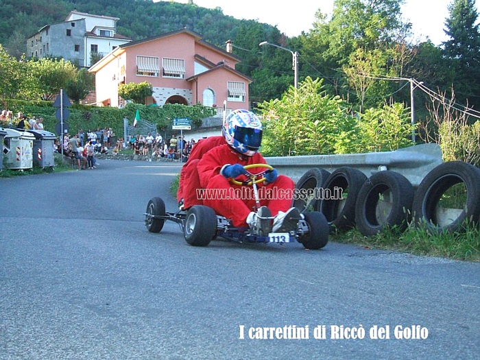 RICCO' DEL GOLFO - Un carrettino gommato biposto stile "kart" affronta una curva durante la "Cronodiscesa Casella-Valdipino 2011"