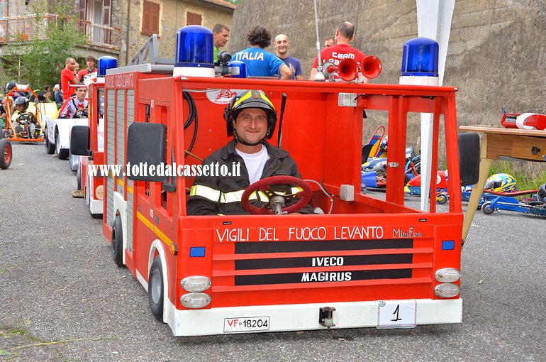 RICCO' DEL GOLFO (Cronodiscesa Casella- Valdipino) - Il carrettino n.1 a forma di autopompa (Mini Fire) dei Vigili del Fuoco di Levanto incolonnato per la partenza da Casella