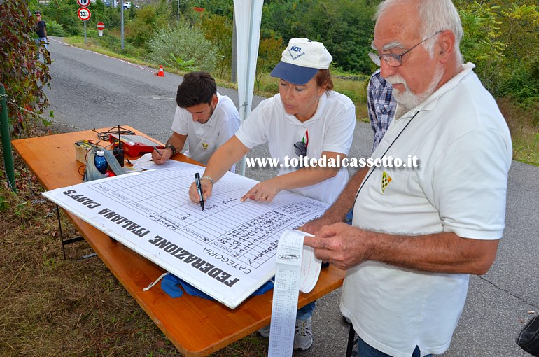 RICCO' DEL GOLFO (Cronodiscesa Casella-Valdipino 2014) - Al termine della gara i giudici cronometristi stilano le classifiche finali delle varie categorie