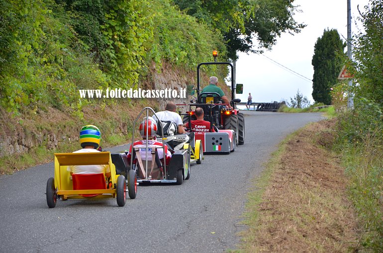 RICCO' DEL GOLFO (Cronodiscesa Casella-Valdipino 2014) - Un trattore dell'organizzazione traina alcuni carrettini verso la zona di partenza a Casella