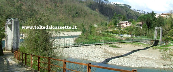 FIUME VARA - Le acque sono balneabili. Il Ponte di Ramello � un luogo molto suggestivo e meta di numerosi bagnanti che lo preferiscono agli stabilimenti balneari della costa