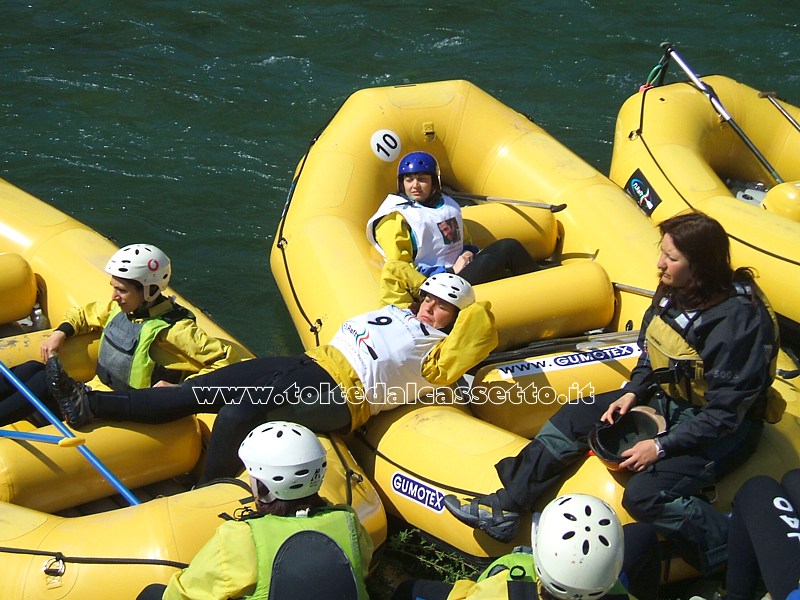 FIUME VARA - Relax per alcuni equipaggi rafting durante una pausa tra le gare