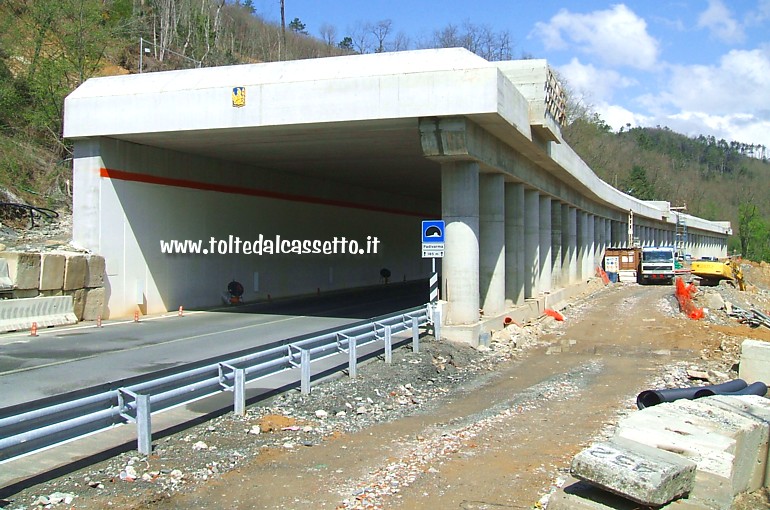 PADIVARMA (21 aprile 2013) - La galleria artificiale lunga 185 metri costruita da ANAS al Km 432 della Strada Statale n.1 Aurelia per proteggerla da altri possibili movimenti franosi della collina soprastante