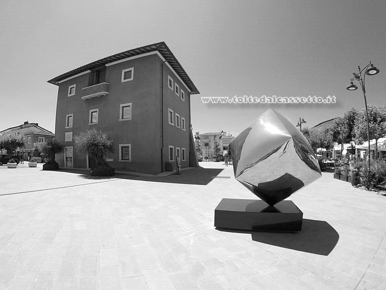 FORTE DEI MARMI (Piazza Garibaldi) - "Expansin Geomtrica II", scultura in acciaio inossidabile di Gustavo Vlez