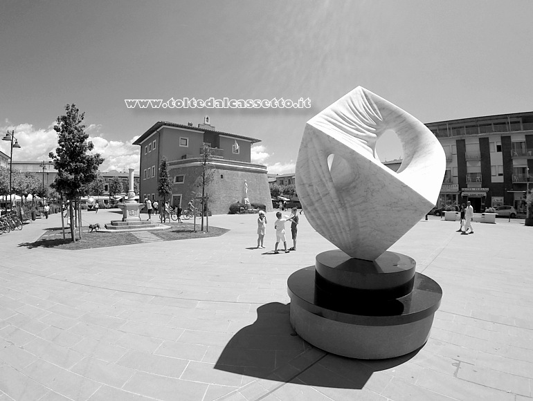 FORTE DEI MARMI (Piazza Garibaldi) - "Trptica", scultura in marmo bianco di Carrara opera di Gustavo Vlez