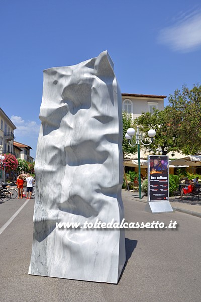 FORTE DEI MARMI (Via Mazzini) - La scultura "Nature" di Helidon Xhixha