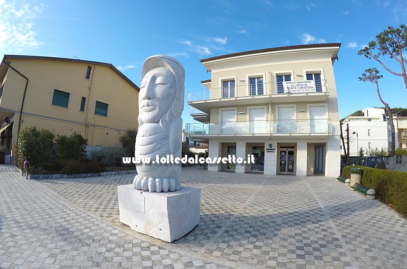 FORTE DEI MARMI (Piazzetta Cav. Oreste Alfani) - La scultura in marmo "The Guardian" di Katherina Minardo