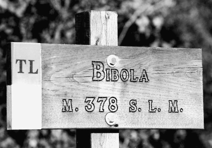 BIBOLA (comune di Aulla) - Segnaletica con altitudine del borgo (metri 378 s.l.m.)
