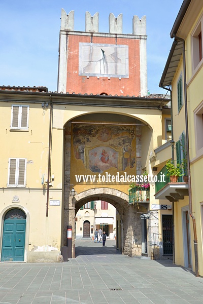 CAMAIORE - L'Arco della Vergine Maria (XVII sec.) e Porta San Pietro o Lombricese (XIV sec.), unica rimasta delle quattro che davano accesso al Castello di Ospedale di San Lazzaro