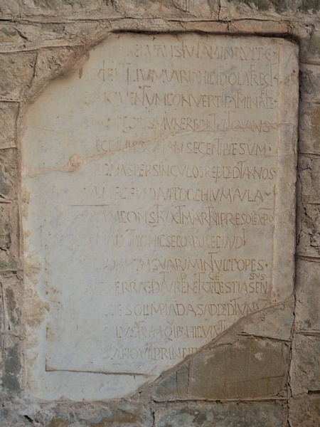 FILATTIERA - Epigrafe tombale dell'VIII secolo contenuta nella Chiesa romanica di San Giorgio. Secondo lo studioso Ubaldo Mazzini, l'epitaffio  riferito al Vescovo missionario Leodegar, sepolto nella Pieve di Sorano