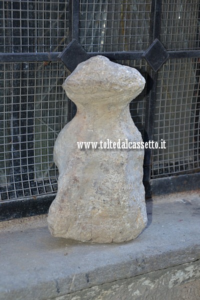 FILATTIERA - Abbozzo di quella che molto probabilmente, secondo il Mannoni, avrebbe dovuto essere una "Statua Stele". La pietra  stata rinvenuta durante i lavori di recupero dell'Ospitale di San Giacomo di Altopascio