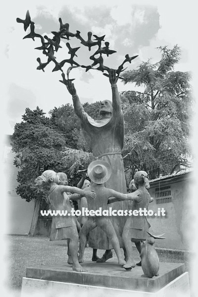 PIETRASANTA - "San Francesco", scultura in bronzo di Harry Marinsky donata dall'artista alla citt il 27 maggio del 2000
