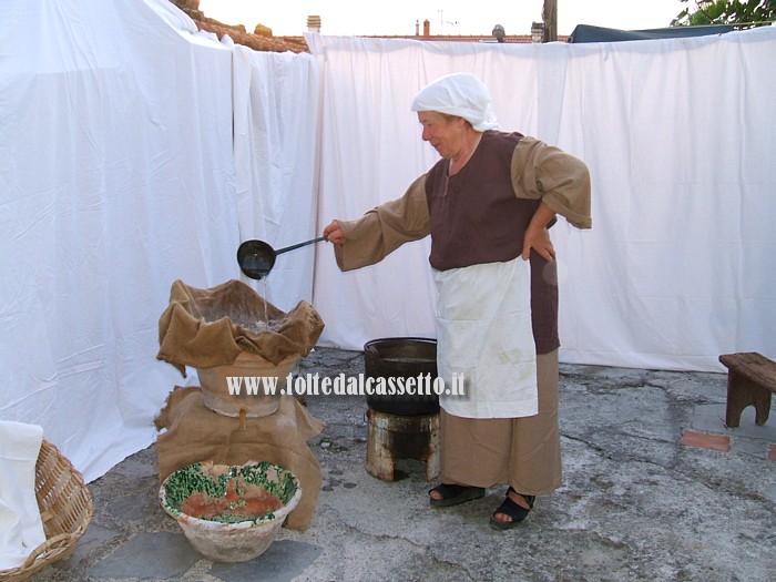 S.STEFANO DI MAGRA (Antico Mercato sulla Via Francigena) - Dimostrazione di come si faceva la "bug" (lavaggio del bucato con la cenere), che le massaie usavano per rendere le lenzuola bianchissime