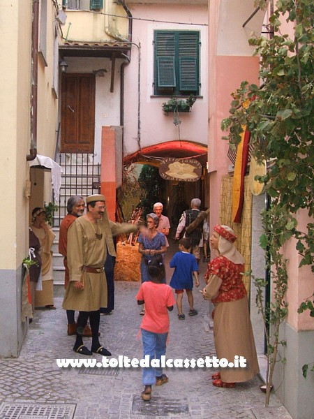 S.STEFANO MAGRA (rievocazione storica) - Vicolo del borgo con figuranti in costume che partecipano alla rievocazione di un antico mercato sulla Via Francigena