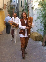 S.STEFANO MAGRA (rievocazione storica) - Musici nelle vie del borgo durante un antico mercato sulla Via Francigena