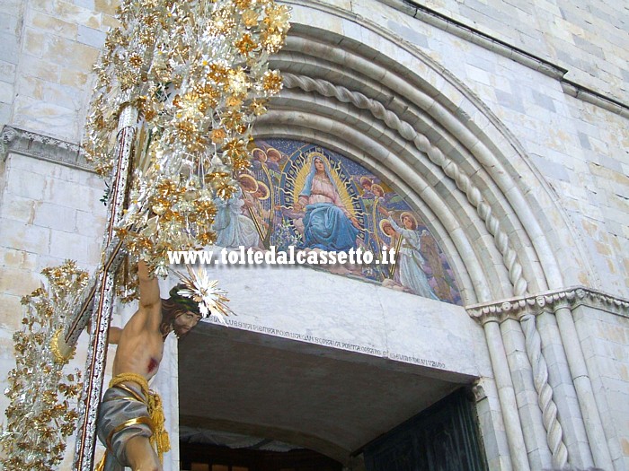 SARZANA - Un Cristo del Preziosissimo Sangue all'entrata della Cattedrale di Santa Maria Assunta