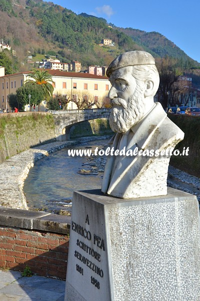 SERAVEZZA - Busto marmoreo a Enrico Pea (scrittore seravezzino scomparso nel 1958) posto sulla via omonima lungo l'argine del torrente Vezza