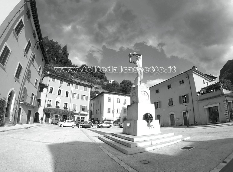SERAVEZZA - Il monumento ai Caduti nella Grande Guerra. Sullo sfondo, a sinistra, la casa ove dimor Michele Carducci (padre di Giosu) nel 1837 quando era medico comunale