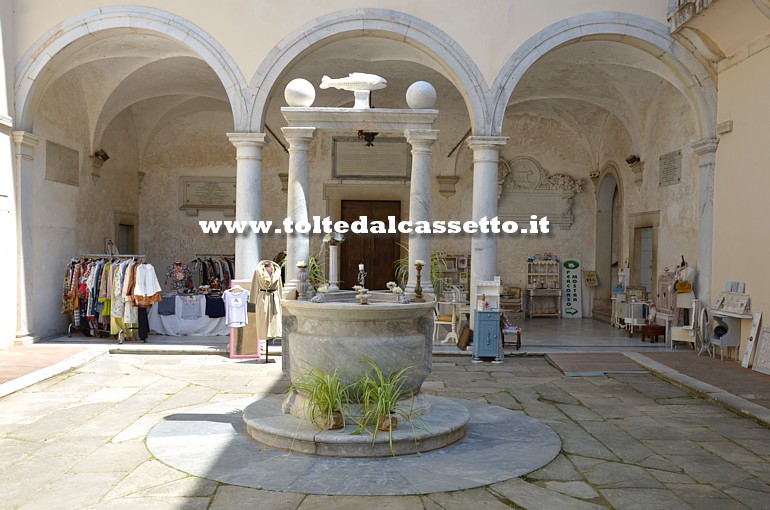 SERAVEZZA (Palazzo Mediceo) - Cortile interno e pozzo durante la mostra mercato "Il Giardino Fiorito"