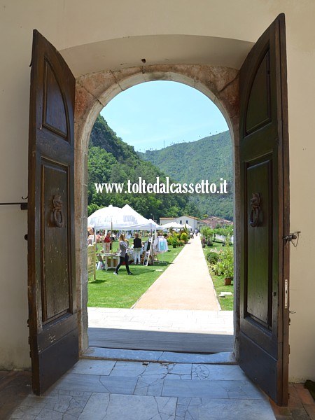 SERAVEZZA (Palazzo Mediceo) - Il portale aperto consente di vedere dall'interno verso l'esterno dove, nel giardino, si sta svolgendo la mostra "Il Giardino Fiorito"