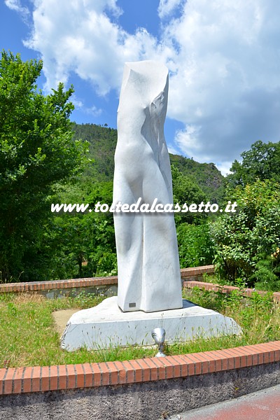 SERAVEZZA - Il monumento in marmo "Con il Corpo e l'Anima" di Giovanni Balderi, posto all'ingresso del capoluogo, costituisce una messaggio di benvenuto a tutti coloro che entrano in citt