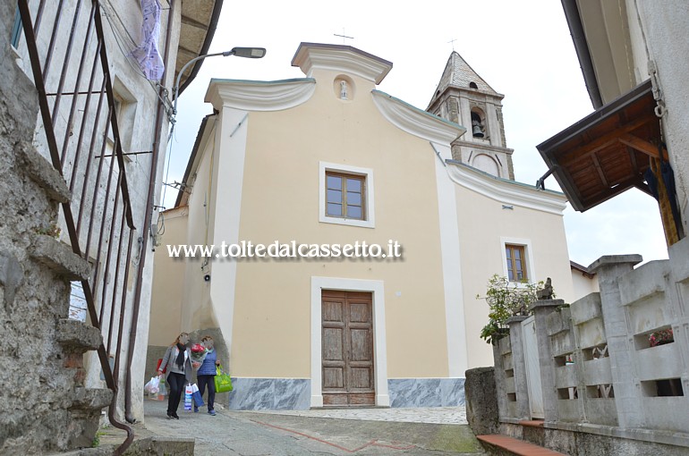 VECCHIETTO (comune di Aulla) - Scorcio su facciata e campanile della chiesa parrocchiale di San Bartolomeo (XVII sec.)