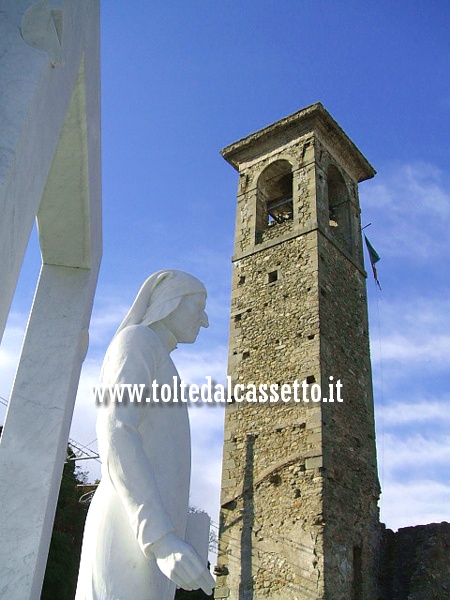 VILLAFRANCA LUNIGIANA - Il monumento a Dante Alighieri si staglia a fianco del campanile della chiesa di San Nicol (demolita durante la Seconda Guerra Mondiale), antico ospitale per i pellegrini lungo la Via Francigena