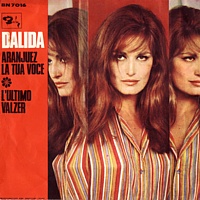 Copertina del 45 giri "Aranjuez la tua voce" (1967) con una immagine che testimonia la bellezza e il fascino di Dalid, definita la "Brigitte Bardot della canzone"