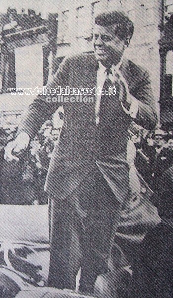 DALLAS (22 novembre 1963) - John Fitzgerald Kennedy saluta la folla pochi minuti prima di essere assassinato