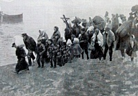 Un gruppo di profughi in fuga dalla citt di Messina (archivio "Il Secolo XIX")