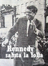 DALLAS - Il Presidente USA John Fitzgerald Kennedy, in piedi sulla limousine, saluta la folla pochi minuti prima di essere colpito a morte