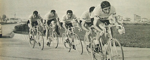 GIRO D'ITALIA 1953 - Fausto Coppi in testa alla sua squadra nella cronometro di Modena