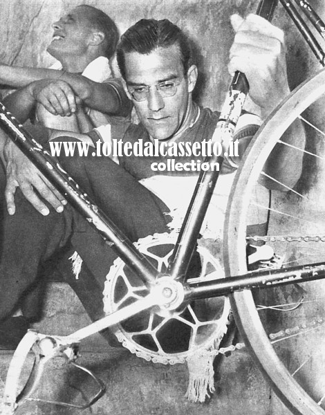 ARIE VAN VLIET ai mondiali su pista del 1951 mentre controlla il rapporto della sua bicicletta (usava il 50x14). Il suo sogno iridato si spezzer alle semifinali