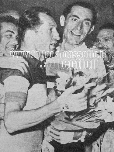 FIRENZE 1953 - L'abbraccio di Fausto Coppi (campione del mondo) col rivale di sempre, Gino Bartali (campione italiano) che si era rivolto a lui chiamandolo "Vostra Maest"