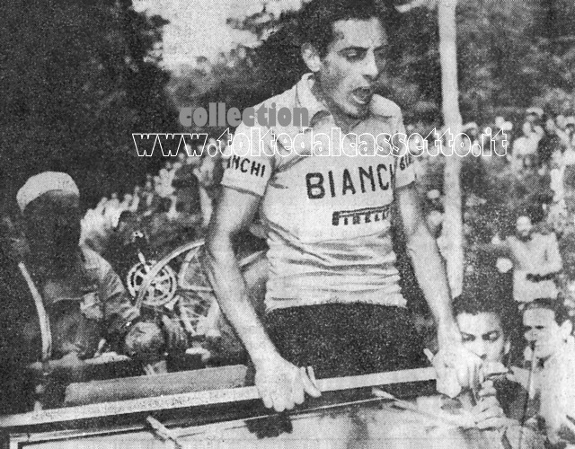 FAUSTO COPPI esulta sull'ammiraglia della Bianchi dopo aver vinto la cronometro Roma-Rocca di Papa al Giro d'Italia 1952