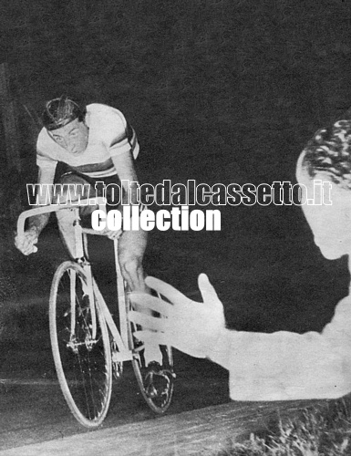 MILANO (Velodromo Vigorelli) Settembre 1953 - Fausto Coppi sfida Patterson nella prova ad inseguimento. Una gara post mondiale che vincer realizzando il secondo miglior tempo di sempre...