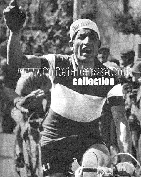 GINO BARTALI - Al Giro d'Italia 1953 il "vecchio leone", indossa la maglia di campione italiano e polemizza durante una tappa alzando il dito indice