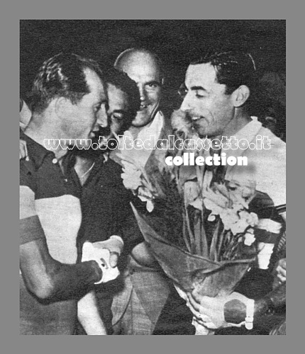 FIRENZE 1953 - Gino Bartali stringe la mano all'iridato Coppi dopo averlo definito "Vostra Maest"