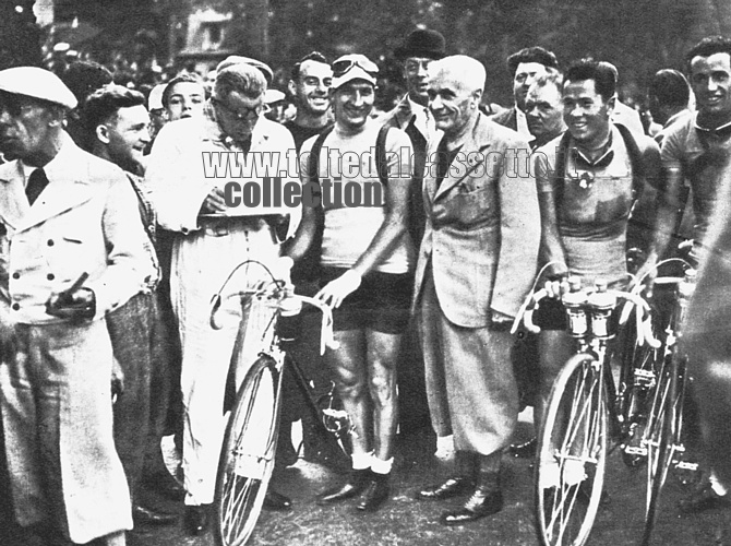 TOUR DE FRANCE 1938 - Il patron HENRY DESGRANGE si complimenta col vincitore GINO BARTALI. A destra si riconoscono anche gli italiani Bergamaschi e Bini