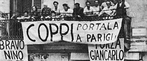 GIRO D'ITALIA 1952 - Dal balcone di una casa, con uno striscione, tifosi piemontesi esortano Fausto Coppi a portare la maglia rosa fino a Parigi