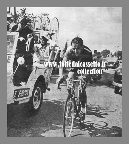 HUGO KOBLET ha vinto il Tour de France 1951. Qui  impegnato durante i 130 Km di fuga solitaria nella tappa Brive - Agen. Lo incita col megafono il C.T. della squadra svizzera Burtin