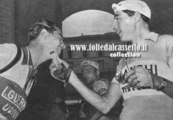 GIRO D'ITALIA 1953 - Fausto Coppi scherza con Hugo Koblet alla partenza di una tappa, spruzzando del dopobarba sulla faccia dello svizzero