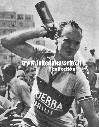 GIRO D'ITALIA 1952 - Hugo Koblet combatte il caldo opprimente versandosi una bottiglia d'acqua fresca sulla schiena