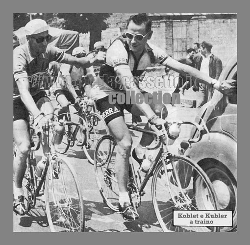 Una simpatica immagine di HUGO KOBLET e FERDY KUBLER che, in un momento di relax, si fanno trainare da un'auto dell'organizzazione durante il Giro d'Italia 1950